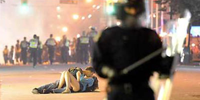 Joven besó a su novia herida en medio de los disturbios. Foto: AFP