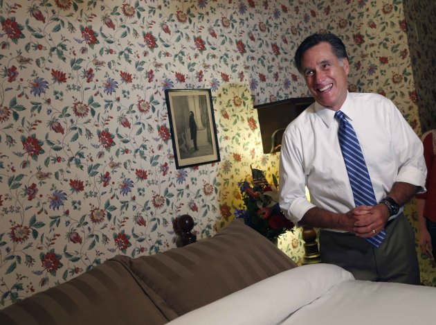 Republican presidential nominee Mitt Romney visits the John Quincy Adams' room at the Golden Lamb in Lebanon, Ohio October 13, 2012.   REUTERS/Shannon Stapleton (UNITED STATES - Tags: POLITICS ELECTIONS USA PRESIDENTIAL ELECTION)