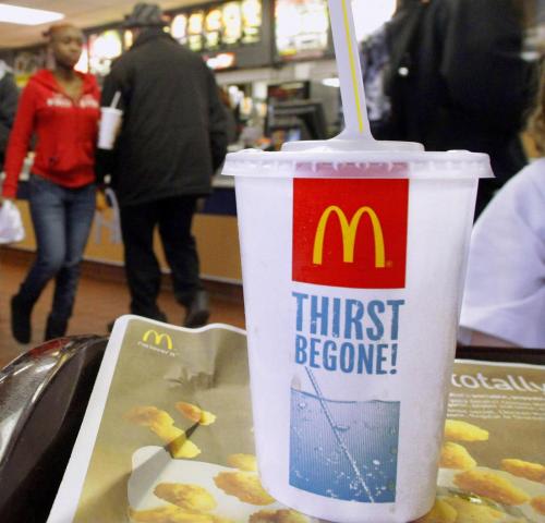 Dipendente di McDonald's Usa sputa in bicchieri the: arrestato