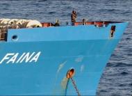 Perompak Somalia bersenjatakan roket menunggui kapal MV Faina.