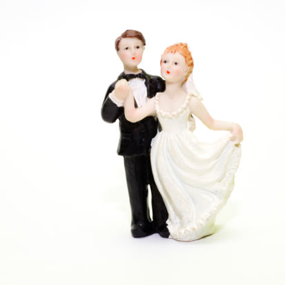  كيكات أفراح رومانسية وطريفة …  Funny Wedding Cake Toppers 95076704-jpg_125338