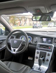 　▲All-New VOLVO V60座艙特採R-Design鋁合金內裝，包括藍色金屬面盤儀錶、渦紋中控台與以及跑車椅。（于模珉攝）