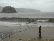 El mar se lleva autos en Acapulco
