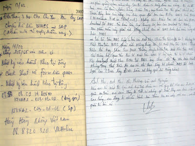 Lá thư tuyệt mệnh (bên phải) và nét chữ của anh Nhựt trong cuốn sổ mà theo vợ nạn nhân là khác nhau hoàn toàn