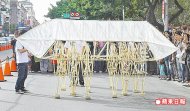 台北孔廟慶典邀泰奧．揚森（下圖），帶著他製作的仿生獸來台上街「野放」（圖）。林啟弘攝