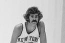 ARCHIVO - En esta foto de 1971, Phil Jackson, entonces con los Knicks de Nueva York, posa para una foto. Jackson regresa a los Knicks como presidente del equipo. Los Knicks anunciaron su contratación el martes 18 de marzo de 2014 en una conferencia de prensa en el Madison Square Garden, donde un enorme letrero decía "Bienvenido a casa Phil". (AP Foto/Archivo)