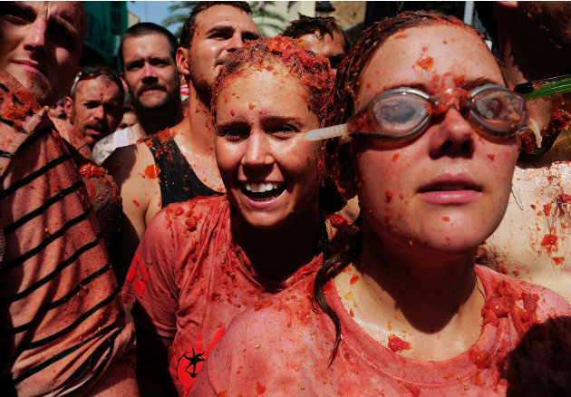 The World's Biggest Tomato Fight At Tomatina Festival 2011