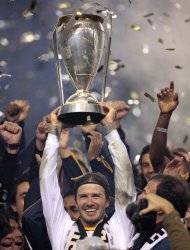Foto de archivo del 20 de noviembre de 2011 en la que David Beckham levanta el trofeo de campeón de la MLS que ganó con el Galaxy de Los Angeles. (AP Foto/Bret Hartman)