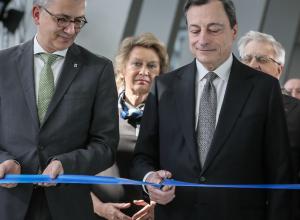 European Central Bank chief Mario Draghi cuts the ribbon …
