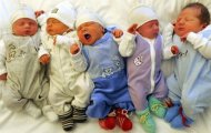 Bebês fotografados no hospital de Leipzing, na Alemanha, no dia 2 de janeiro