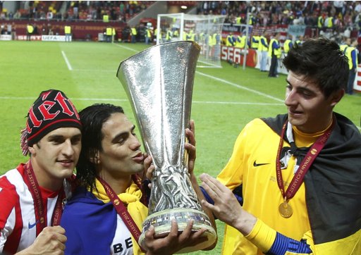 Atletico Madrid's Falcao lifts the trophy as Atletico Madrid players celebrate after beating Athletic Bilbao 3-0 in the Europa League final soccer match at the National Arena in Bucharest