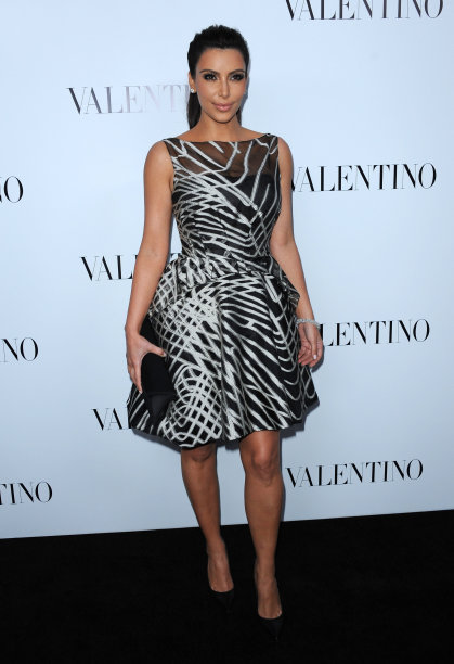 Kim Kardashian festeggia i 50 anni di carriera di Valentino all'inaugurazione della nuova boutique di Rodeo Drive