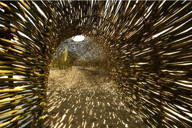 Karya instalasi Sandworm oleh seniman Marco Casagrande di Wenduine, Belgia.
