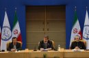 El presidente iraní (izq) y el primer ministro indio (drcha) escuchan al presidente egipcio en la cumbre de No Alineados