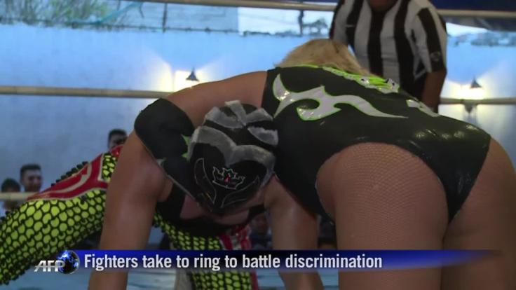 Transvestites wrestle for place in Mexican lucha libre