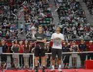 El británico Andy Murray, en primer plano a la izquierda, muestra el trofeo que ganó tras vencer al español Rafael Nadal, a la derecha, en su último partido del Abierto de Japón en Tokio, el domingo 9 de octubre del 2011. (Foto AP/Itsuo Inouye)