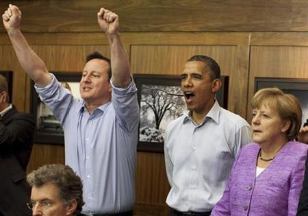 Britain&#39;s Prime Minister David Cameron, President Obama, and Germany&#39;s Chancellor Merkel watch the overtime shootout of the Chelsea vs. Bayern Munich Champions League final in the Laurel Cabin