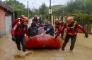 Miembros del servicio de rescate evacúan a residentes de sus viviendas en Massa (Italia). EFE/EpaMiembros del servicio de rescate evacúan a residentes de sus viviendas en Massa (Italia). EFE/EpaVista general de las inundaciones provocadas en Romagnano, en Massa (Italia). EFE/Epa