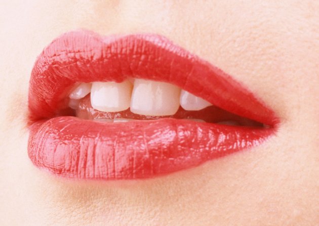 塗抹唇膏能令唇色健康，但是治本的方法，還是針對性的食療。