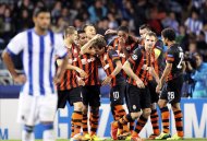 El delantero francés del Real Madrid, Karim Benzemá (c), celebra con sus compañeros el quinto gol conseguido ante el Galatasaray, durante el primer partido del grupo B de la Liga de Campeones disputado en Estambul, Turquía. EFELos jugadores del Shakhtar Donetsk celebran el segundo gol ante la Real Sociedad, durante el partido de la Liga de Campeones disputado en el estadio de Anoeta, en San Sebastián. EFEEl delantero portugués del Real Madrid, Cristiano Ronaldo, sale del campo junto a Pepe (izda), con el balón tras conseguir marcar tres goles ante el Galatasaray, en el primer partido del grupo B de la Liga de Campeones disputado en Estambul, Turquía. EFE