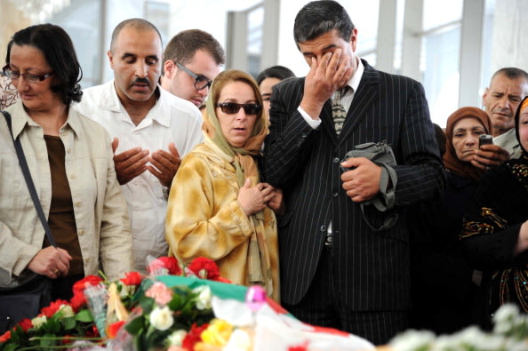 الجزائريون يلقون النظرة الأخيرة على جثمان وردة قبل دفنه 144780200-8-jpg_090808