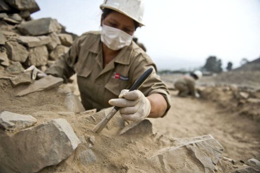 Arqueólogos trabajan en un …