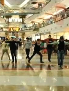 Flashmob Gleek Indonesia Bikin Heboh di Mall | Flashmob Gleek