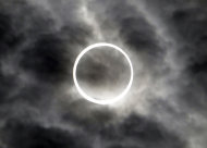 Un eclipse anular de Sol en el cielo nublado de Tokio, el lunes 21 de mayo de 2012. (Foto AP/Toru Takahashi)