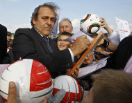 El presidente de la UEFA, Michel Platini, firma autógrafos el martes, 4 de octubre de 2011, en Minsk, Bielorrusia. (AP Photo/Sergei Grits)
