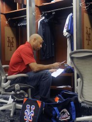 El lanzador dominicano Miguel Batista empaca sus pertenencias el jueves 29 de septiembre del 2011, tras la conclusión de la temporada de los Mets de Nueva York. El martes 4, los Mets redujeron los precios de los boletos para sus juegos por tercer año consecutivo (AP Foto/Bill Kostroun).