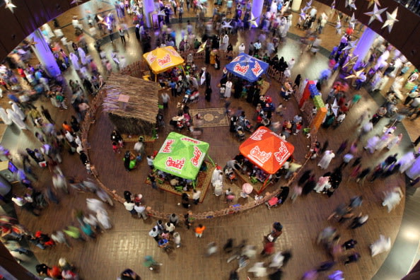 لقطة بعد منتصف الليل وقبل عيد الفطر في أحد مراكز التسوق في دبي وتظهر مدى الحركة في أسواق تعمل على مدار الساعة.