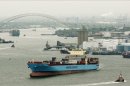 En la imagen, un buque de carga que lleva contenedores navega a través del puerto de Nueva York, al fondo se puede ver Staten Island y Nueva Jersey. EFE/Archivo
