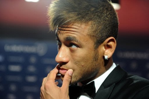 Neymar fala à imprensa após entrega de prêmios no Rio de Janeiro