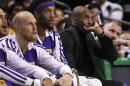 El jugador de los Lakers, Kobe Bryant, derecha, observa desde la banca un partido contra los Celtics el viernes, 17 de enero de 2014, en Boston. (AP Photo/Charles Krupa)