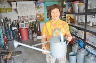 　▲廖李雪把傳統鉛製灑水器稍加改良，竟有骨董商向她訂貨要銷往日本。（周曉婷攝）