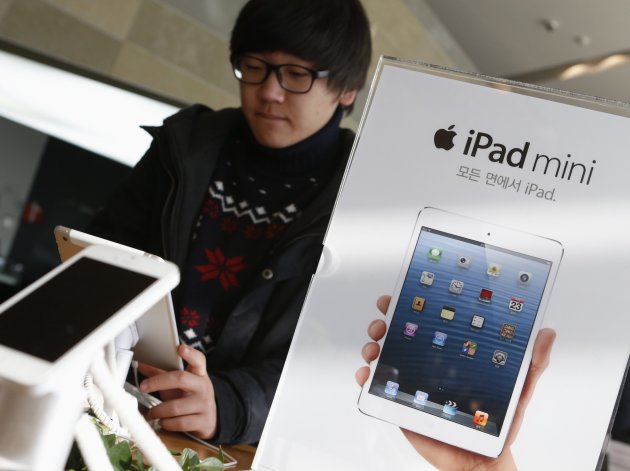 A student tries Apple Inc's iPad mini at an electronics store in central Seoul January 18, 2013. REUTERS/Lee Jae-Won