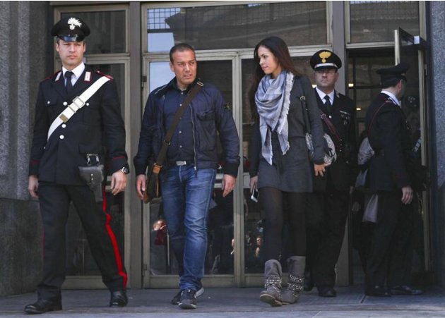 MI12 MILÁN (ITALIA), 17/05/2013.- La joven marroquí Karima el Mahroug (c-d), conocida como "Ruby", abandona la sala con su novio, Luca Risso (2-i), después de testificar por primera vez en el juicio q