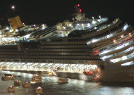 Fotografía tomada el 13 de enero de 2012 a las 22.35 GMT cuando las personas abandonaban el crucero Costa Concordia después de encallar en la costa de la isla de Giglio, en Italia. La imagen fue dada a conocer el miércoles 25 de enero. (Foto AP/Giuseppe Modesti)