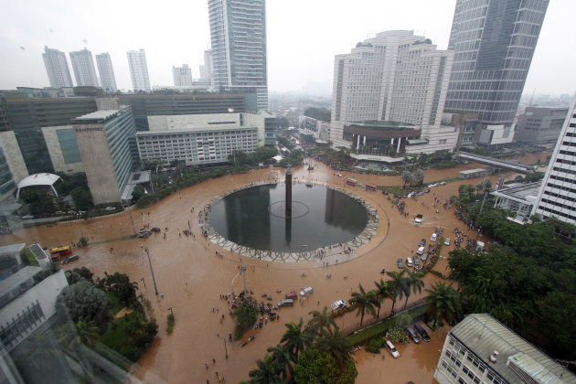 JAKARTA, 17/1 - BUNDERAN HI TERENDAM BANJIR. Suasana kawasan Bunderan Air Mancur Tugu Selamat Datang yang terendam banjir di Jakarta Pusat, Kamis (17/1). Sejumlah jalan protokol dan arteri di Jakarta 