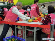 蔡英文全國競選總部志工，忙著為小豬撲滿「開心」取出銅板。(圖／記者周佩虹攝)