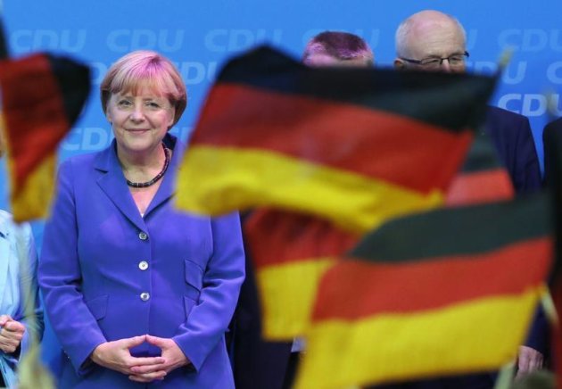 Plébiscitée pour son rôle pendant la crise de la zone euro, Angela Merkel a conduit dimanche les conservateurs allemands à un succès triomphal aux élections législatives fédérales, près de la majorité absolue. /Photo prise le 22 septembre 203/REUTERS/Fabrizio Bensch