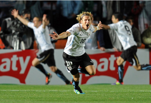قرعة تصفيات كأس العالم 2014 Uruguayan-forward-diego-forlan-celebrates-20110716-152952-949