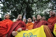 Bangladeshi Buddhist monks form a human chain during a protest against attacks on Buddhist temples and homes, in front of national press club in Dhaka September 30, 2012. Hundreds of Muslims in Bangladesh burned at least four Buddhist temples and 15 homes of Buddhists on Sunday after complaining that a Buddhist man had insulted Islam, police and residents said. REUTERS/Andrew Biraj (BANGLADESH - Tags: RELIGION CIVIL UNREST)