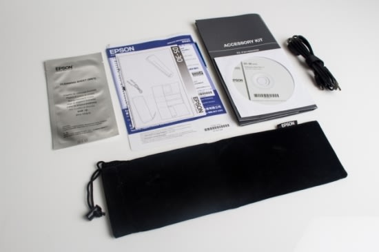 ▲ 配件有專屬防層攜帶袋、USB 線、說明書以及驅動光碟片