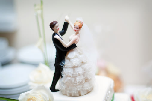  كيكات أفراح رومانسية وطريفة …  Funny Wedding Cake Toppers 133428923-jpg_125345