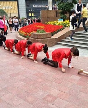 Pire patron du jour : des travailleuses à genoux dans le centre-ville  China-JPG_190541