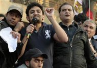 وائل غنيم (الثاني من اليسار) في ميدان التحرير يوم 8 فبراير شباط 2011 - رويترز