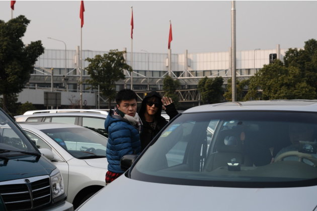 近日臺灣偶像團體飛輪海抵達上海虹橋機場。汪東城、辰亦儒、炎亞綸三位成員出機場便遭到粉絲圍堵，蜂擁上前送新年禮物，造成機場一度混亂。汪東城一身黑色連帽衫，背包背在胸前頗為搞怪。 