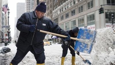 DIGGING OUT: EXTREME COLD GRIPS SNOWY NORTHEAST - Yahoo News