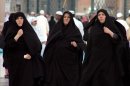 Mujeres musulmanas caminan frente a una mezquita en Arabia Saudí. EFE/Archivo